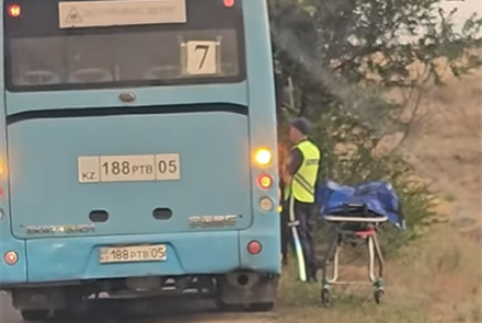 В Конаеве мужчина изрезал ножом пассажира в автобусе