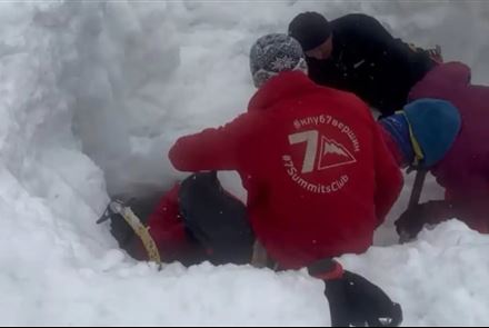 В горах Кыргызстана лавина накрыла группу альпинистов из Казахстана