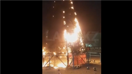 На площади в Мангистау загорелась 17-метровая елка