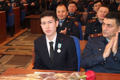 В Алматы полицейские наградили парня, заслонившего телом беременную при крушении самолета