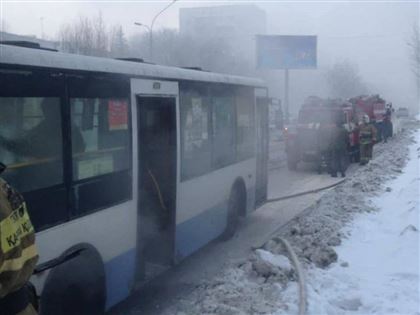В Усть-Каменогорске на ходу загорелся автобус