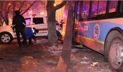 В Алматы потерявший сознание водитель троллейбуса сбил насмерть пешехода
