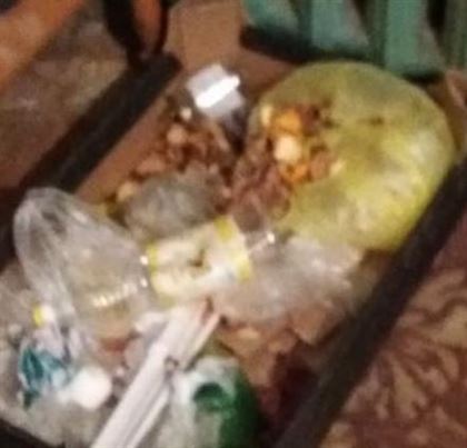 В Уральске пожаловались на соседей, которые заполняют подъезд остатками еды