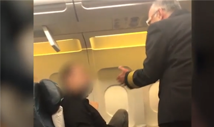 Пилот летевшего в Москву самолета бросил штурвал ради разговора с приятелем