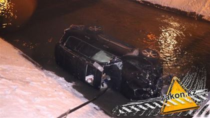 В Алматы водитель внедорожника Lexus 570 вылетел с дороги в реку Есентай