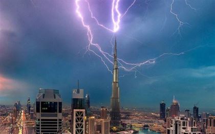 В Дубае в здание Бурдж Халива ударила молния