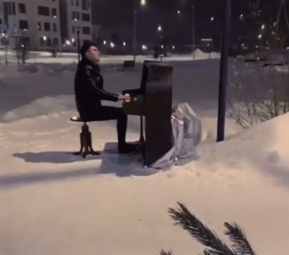 Астанчанин сыграл на фортепиано на улице зимой