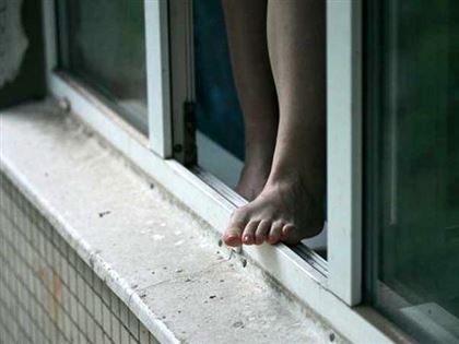 Женщина выпала из окна тубдиспансера в Рудном