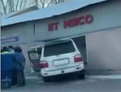 В Алматы водители устроили "флешмоб" и въезжают в здания