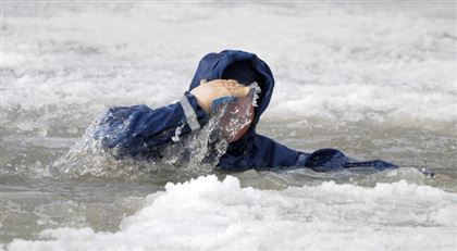 Спасатели просят наказывать тех, кто выходит на неокрепший лед