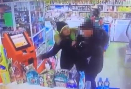 В Усть-Каменогорске вооруженный грабитель испугался хозяйки магазина и сбежал 