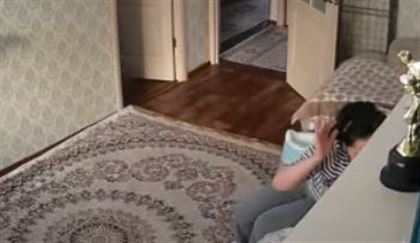 Казахстанская няня, жестоко обращающаяся с ребенком, попала на видео