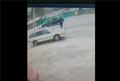 Камера засняла, как мужчина угонял автомобиль в Талдыкоргане