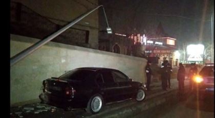 В Шымкенте подросток угнал автомобиль и разбил его