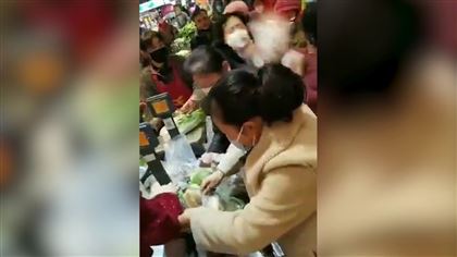 Жители изолированного китайского города Ухань начали драться за еду