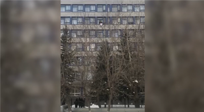 В Кокшетау студент выпрыгнул с шестого этажа университета