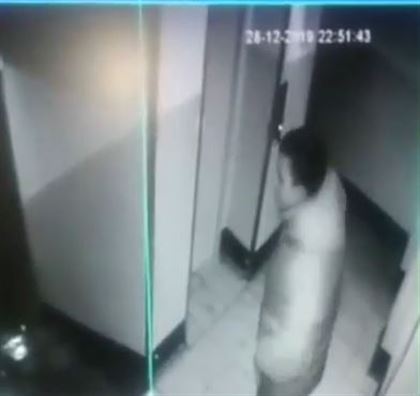 Видео неадекватного поведения мужчины в подъезде одного из домов Нур-Султана появилось в Сети