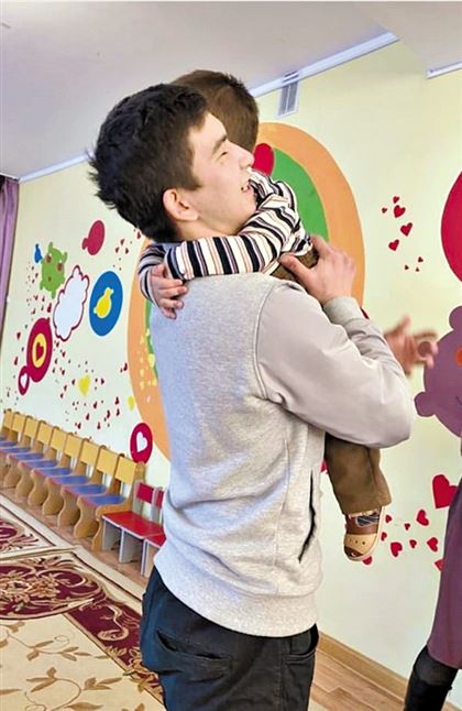 Казахстанцы помогли 20-летнему парню вернуть маленького брата из детского дома