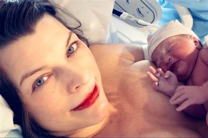 Мила Йовович показала редкие фото новорожденных дочерей