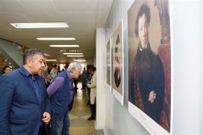 «Костанайцам дороже Пушкин, чем наш родной Абай»: журналиста возмутила выставка портретов поэта