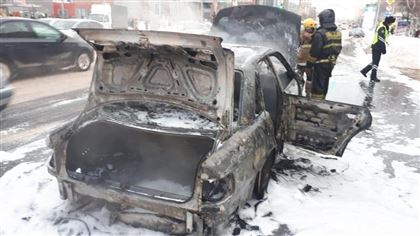 Автомобиль сгорел на дороге в Нур-Султане
