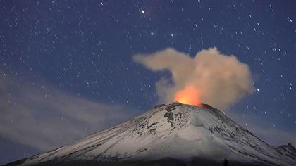 В Мексике произошел мощный выброс пепла на вулкане Попокатепетль