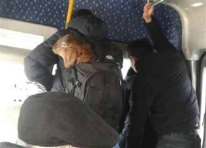 Мужчину с бараном за спиной запечатлели в маршрутке Бишкека