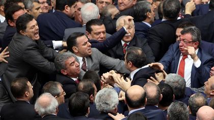 В Турции депутат устроили драку из-за критики Эрдогана 