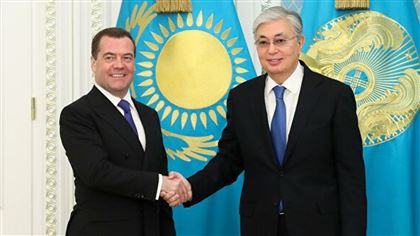 "Мы наблюдаем за процессами в Казахстане" - Медведев 