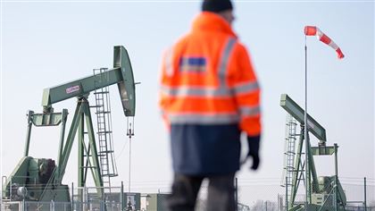 Мировые цены на нефть рухнули почти на 31%