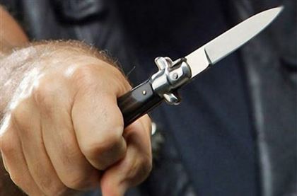 Мужчина с кухонным ножом напал на полицейского в Уральске