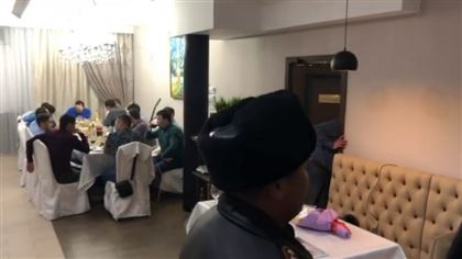 В Уральске полицейские не смогли выгнать отдыхающих из ресторана