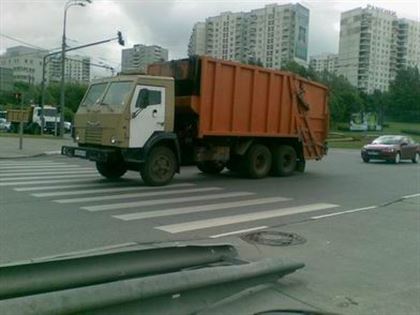 В Алматы водитель мусоровоза пытался провезти человека через блокпост