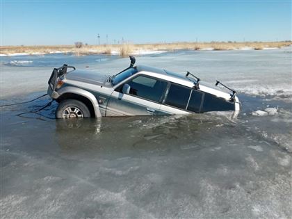 В Костанайской области машина рыбаков провалилась под лед
