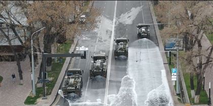 Каким спецраствором военнослужащие обрабатывают улицы Алматы 
