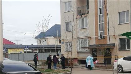 В Алматы оцепили подъезд дома в микрорайоне "Жас Канат"