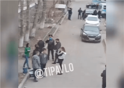 В Павлодаре по улице бегал вооруженный мужчина