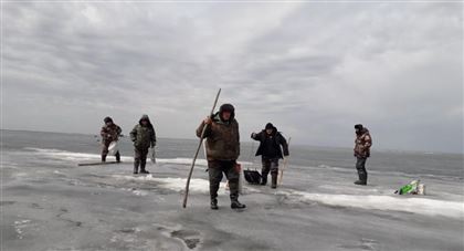 В СКО на озере спасли пять рыбаков