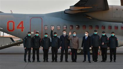 Прибывшая в Казахстан бригада китайских медиков отправляется по регионам страны