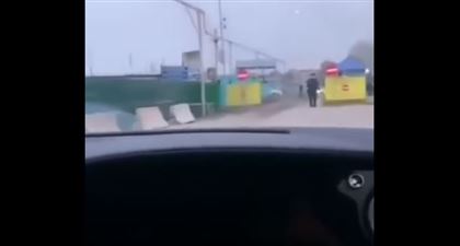 В Алматинской области водитель на Bentley, игнорируя полицейских, проехал через блокпост