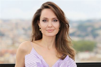 Анджелина Джоли показала, как выглядит в самоизоляции