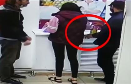 В Нур-Султане в одном из крупных супермаркетов обокрали женщину