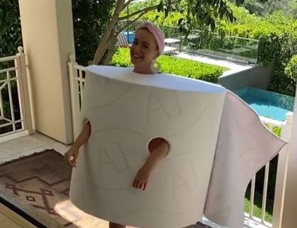 Беременная Кэти Перри примерила костюм гигантского рулона туалетной бумаги