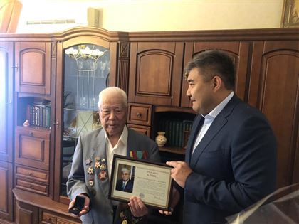 Посол Казахстана в Украине поздравил ветерана Великой Отечественной войны с 75-летием Победы