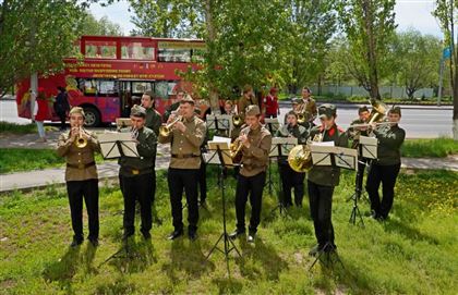 В Нур-Султане духовой оркестр поздравил ветеранов во дворах многоэтажек 