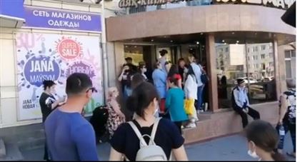 «Ни трусов, ни обуви»: в соцсетях удивились очереди в магазине Нур-Султана