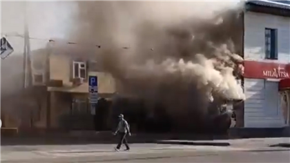 Дом с бутиками загорелся в районе Тастака в Алматы