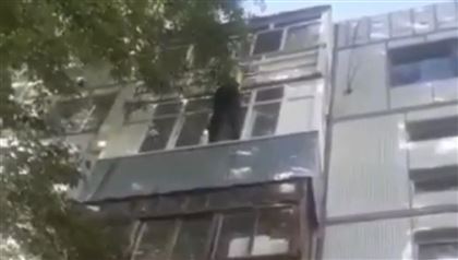 59-летний мужчина чуть не сорвался с балкона, пытаясь проверить любовь супруги