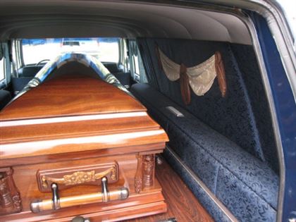 «Девять гробов в одной машине» - работники ритуальных услуг рассказали страшные подробности о перевозке трупов во время карантина