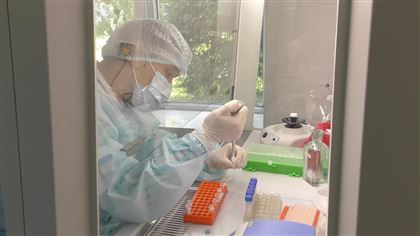 Опасность за стеклом: как обследуют военнослужащих на коронавирус в специальной лаборатории